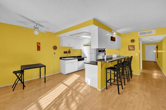 Foto del edificio - COMING SOON!!!  PARTIALLY FURNISHED 3 BEDROOM TOWNHOME NEAR CHINATOWN & STRIP