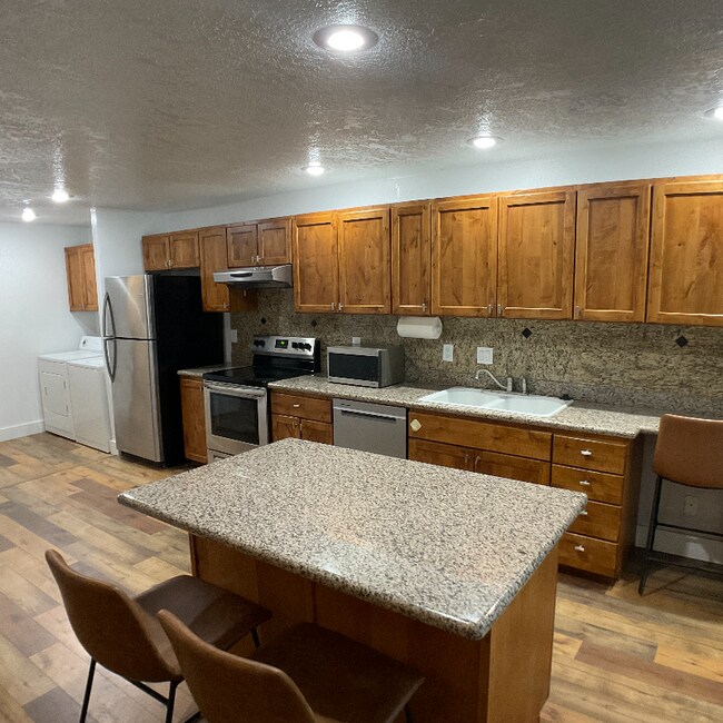 Foto del edificio - 733 E Warm Springs Ave