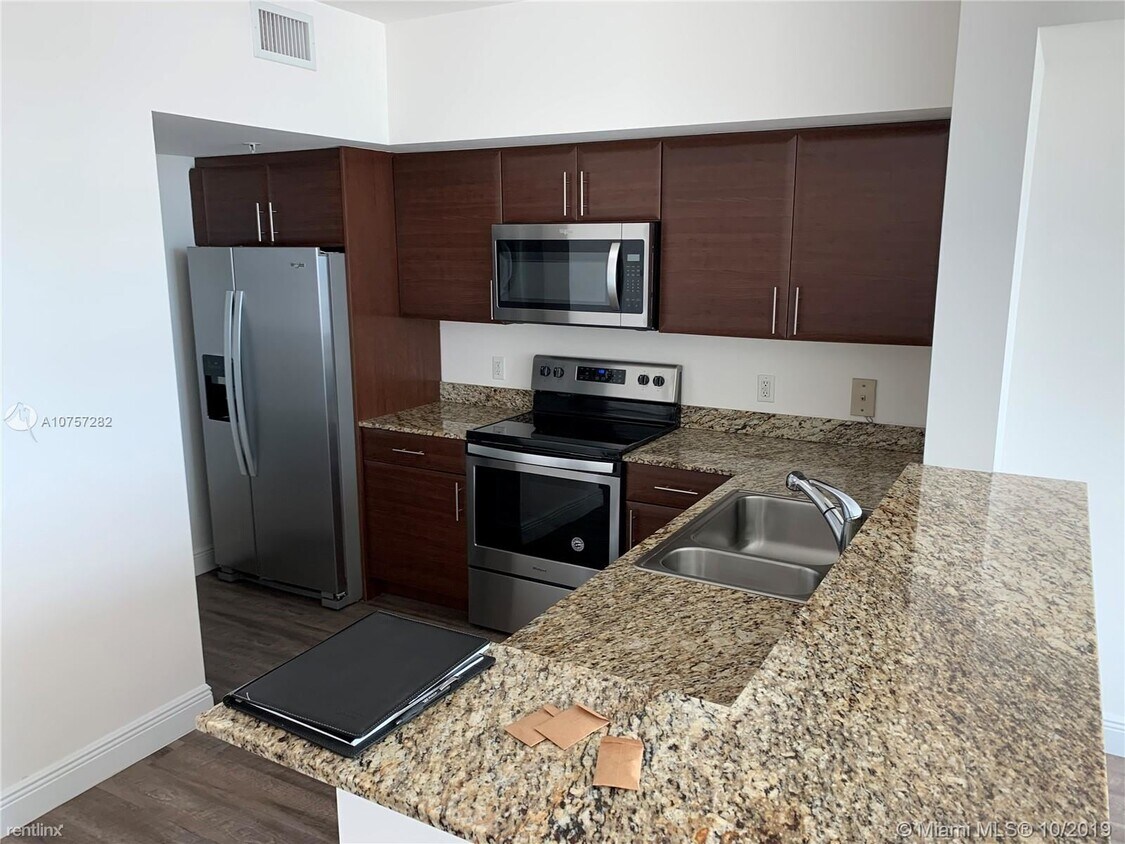 Studio, 1 bath - 145 SW 12th St # 809 1221 - Studio, 1 bath  - 145 SW 12th St # 809 1221