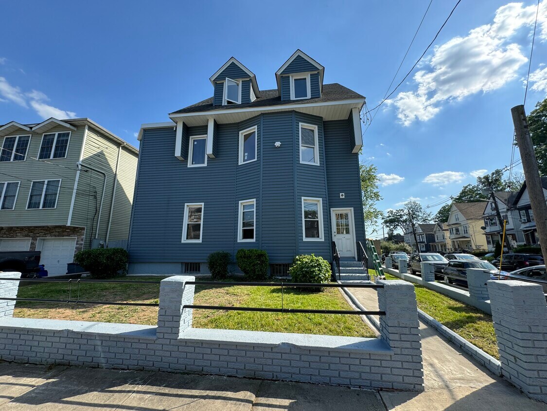 Foto principal - 1160 Mary St