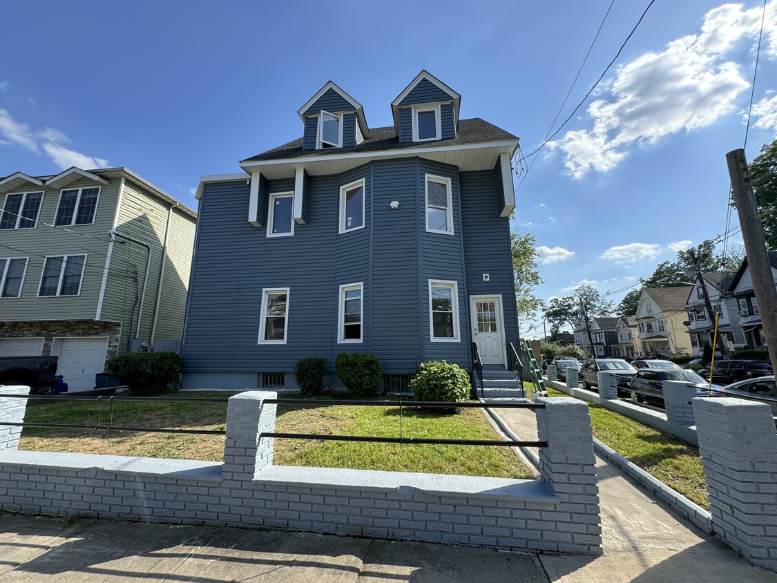 Primary Photo - 1160 Mary St