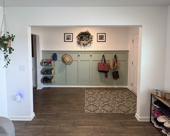 Foto del edificio - 5695 Guinevere Ln