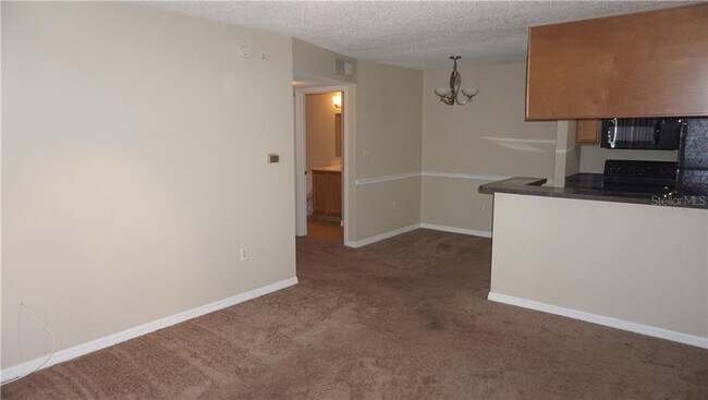 Building Photo - 220 Lake Parsons Green