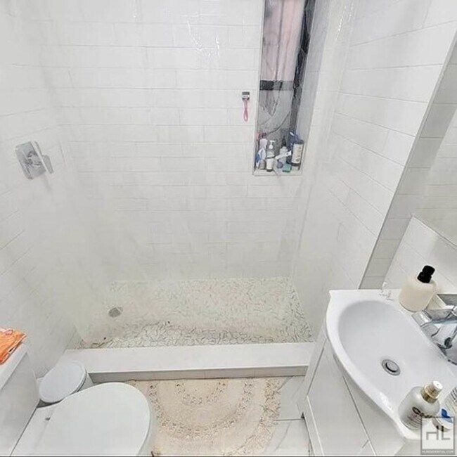 Foto del edificio - GREENE AVENUE / Spacious 1-Bed 1-Bath / Mi...