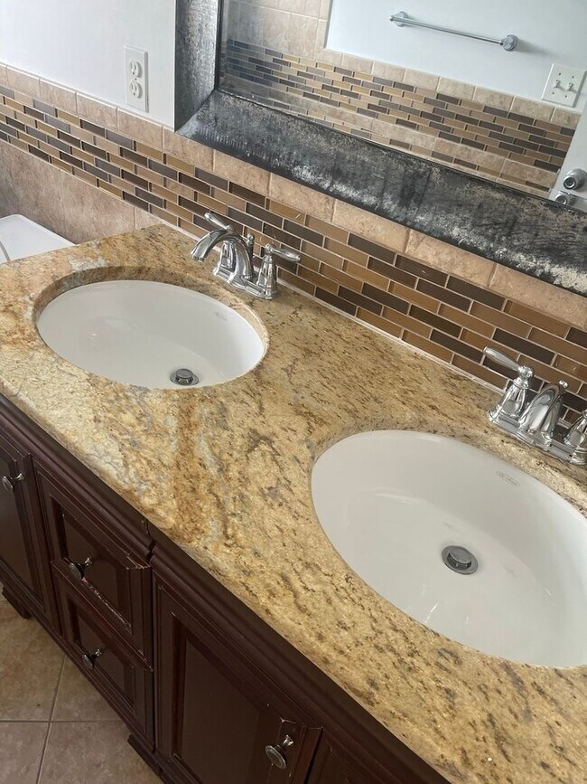 Building Photo - Spacious 1800 sq. ft. Modern (3BR + Additi...