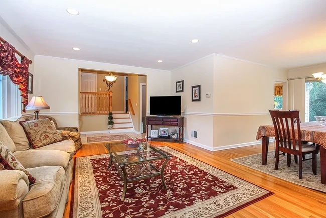 Photo - 21 Maplemoor Ln (White Plains, NY) House