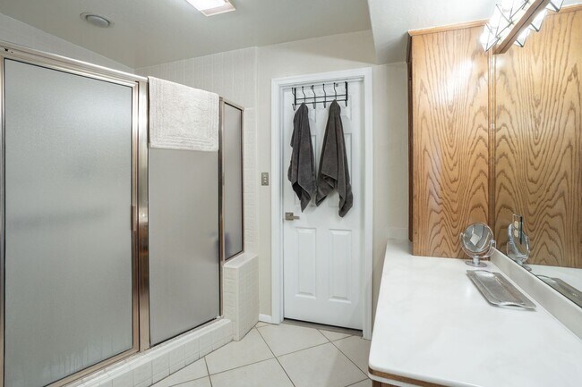 Building Photo - 5200 S Lakeshore Dr