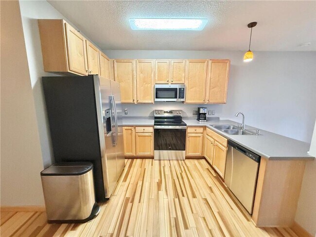 Foto del edificio - End Unit 3 Bed Townhouse- Available Now!