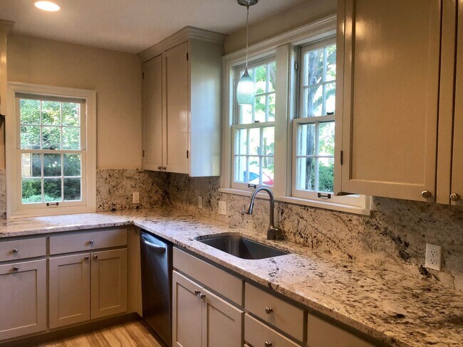 Foto del edificio - Stunning Midtown Home In Highly Desirable Bren Rose!