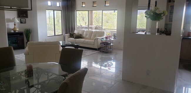 Foto del edificio - 8880 E Paraiso Dr