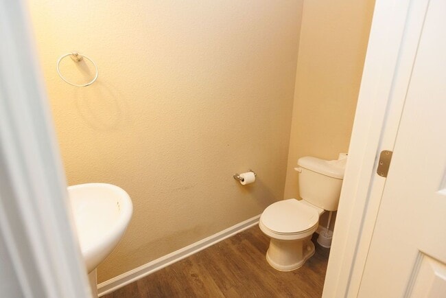 Building Photo - 3 Bedroom 2.5 bath home near Downtown with...