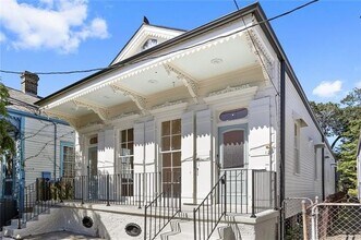Building Photo - 1915 Dauphine St