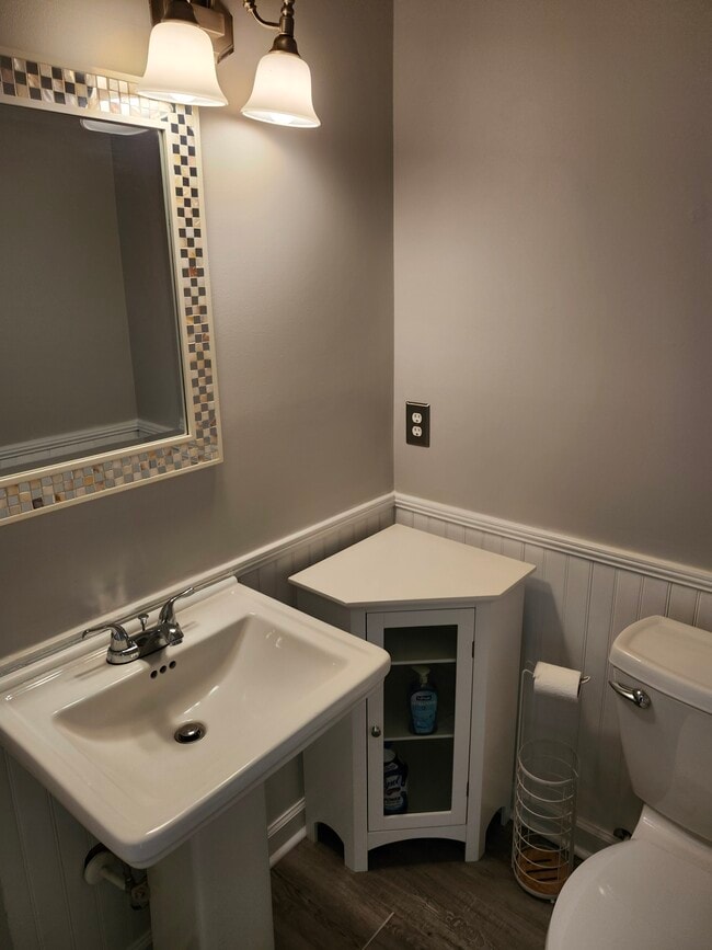 Building Photo - 203 Oak Hollow Ct