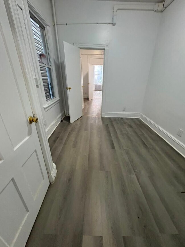 Building Photo - 165 Linden St