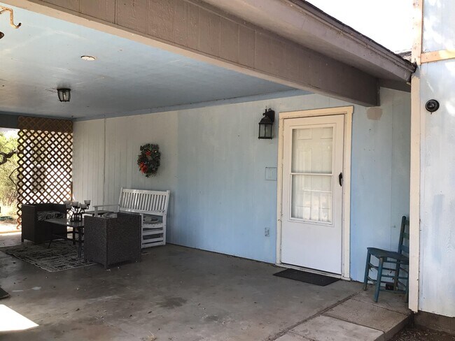Building Photo - 2410 Lakeview Ln