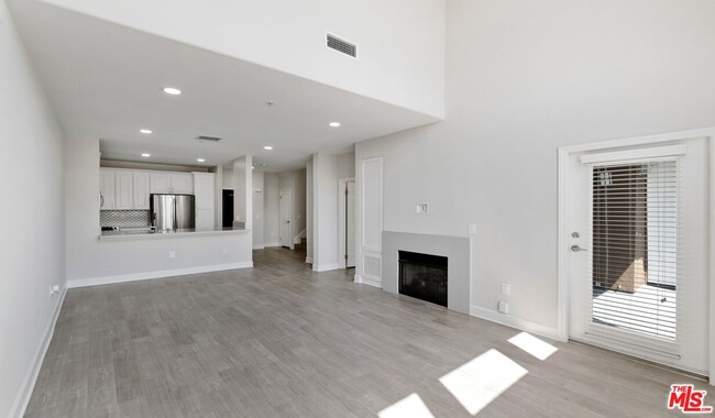 Building Photo - 6280 W 3rd St