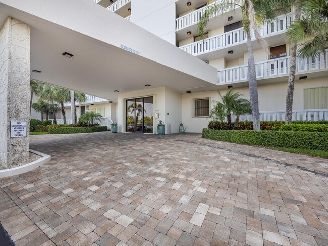 Building Photo - 5061 N Hwy A1A