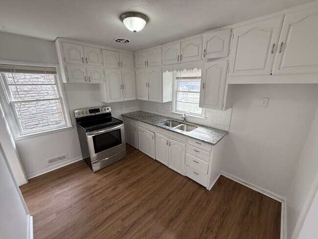 Building Photo - **READY NOW** 4 Bedroom/2 Bath Home In KCMO