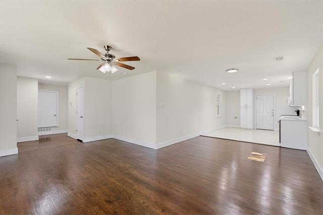 Foto del edificio - 2404 Bentley Ave