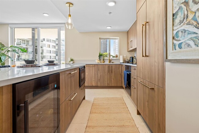 Building Photo - 1402 Brickell Bay Dr