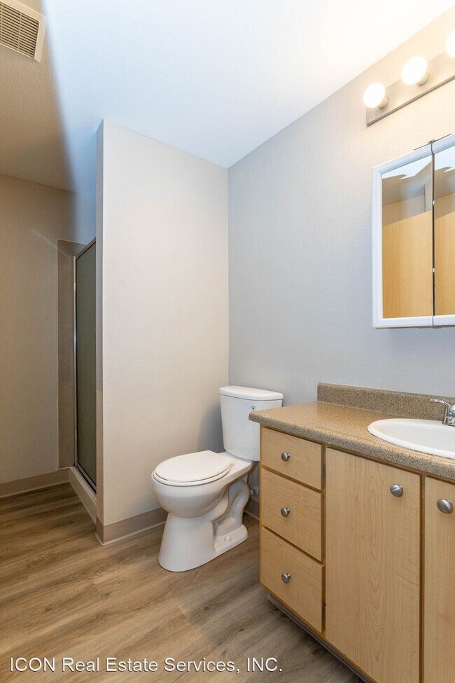 Building Photo - 3 br, 2 bath Apartment - 14209 - 103rd Ave...