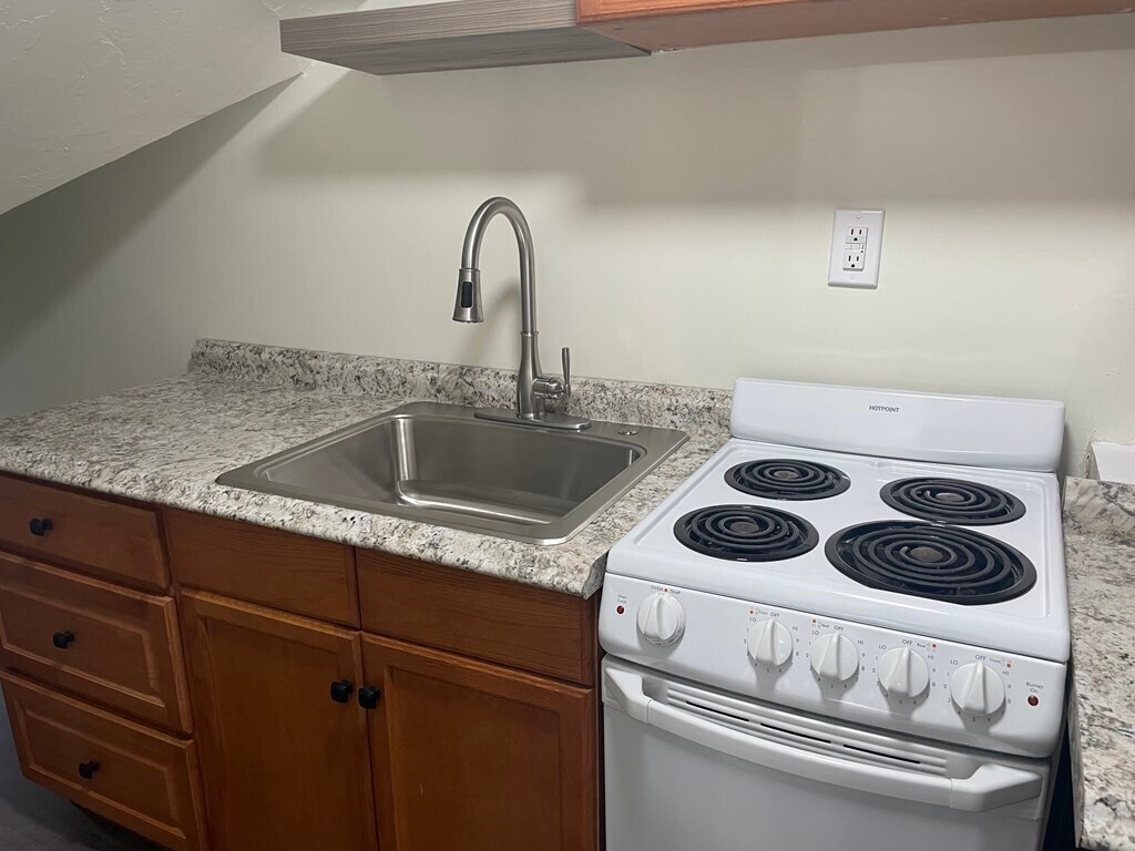 71 W Wyoming Ave Unit 7, Melrose, MA 02176 Room for Rent in Melrose, MA