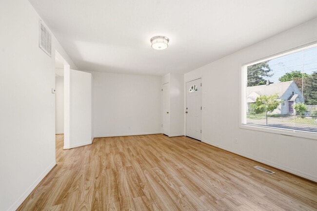 Building Photo - Updated Single-Level Home with Modern Kitchen, Natural Light & Parking