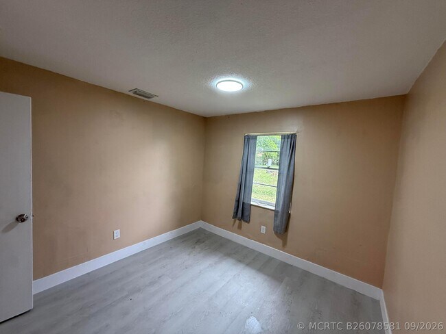 Foto del edificio - 5905 NW 23rd St