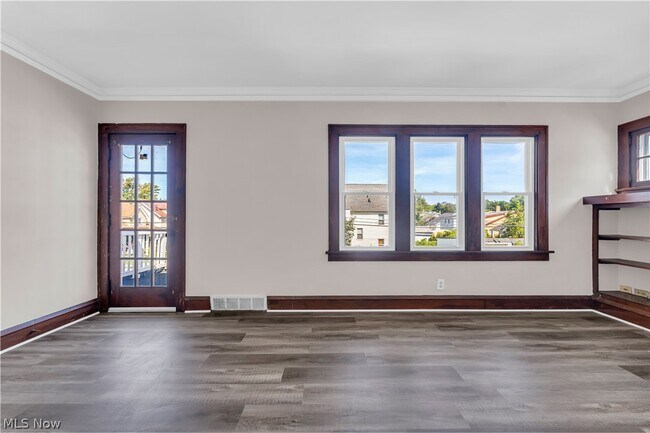 Foto del edificio - 10602 Langton Ave