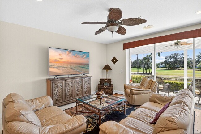 Foto del edificio - This 2 bedroom plus den, 2 bath condo with a one car garage offers expansive golf course and lake...
