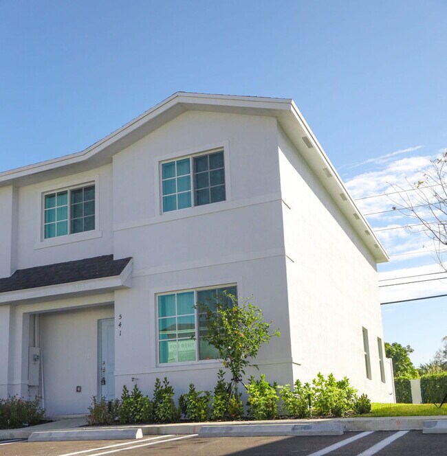 Foto del edificio - Northwest 10th Court, Florida City, FL 33034 - 3 BR 2.5 BA townhouse