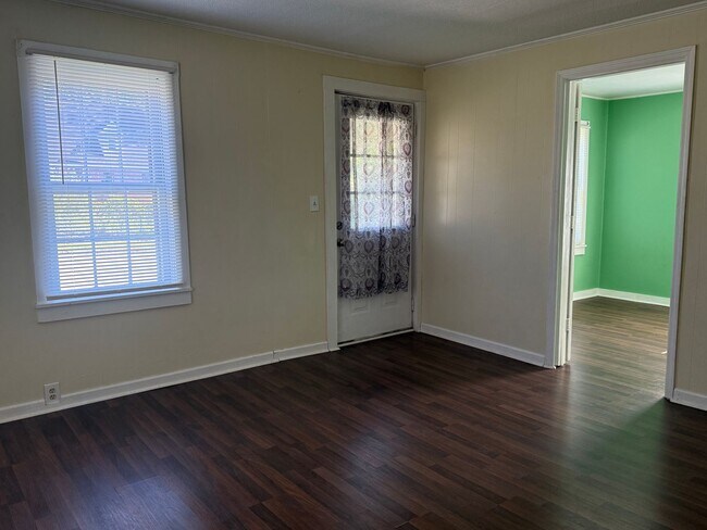 Building Photo - AMAZING LOCATION, Ranch Home Downtown Smit...