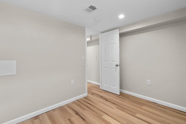 Foto del edificio - 139 N Montford Ave