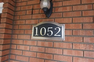 Building Photo - 1052 E Apple Way