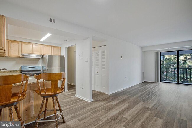 Foto del edificio - 2574 Riva Rd