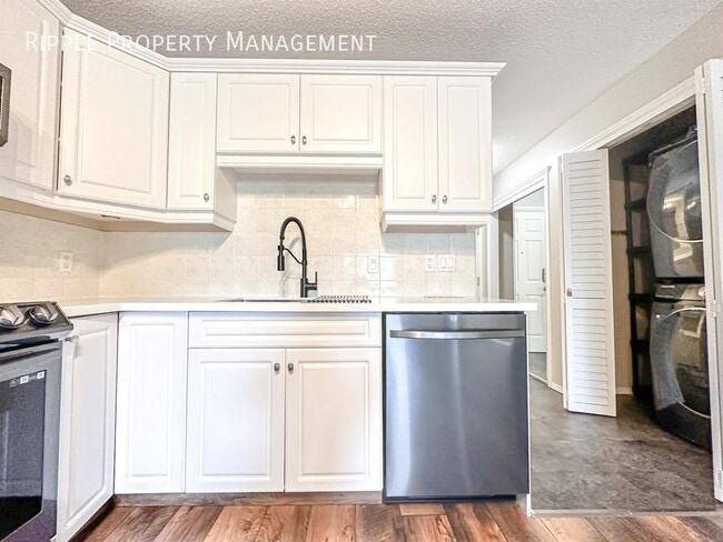 Building Photo - Modern 2 Beds, 2 Baths Apartment/Condo | A...