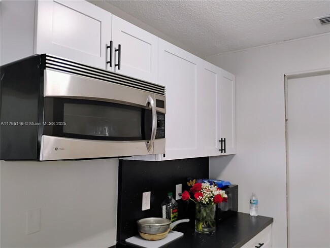 Building Photo - 252 S Biscayne River Dr