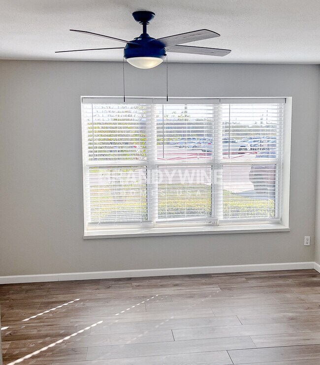 Building Photo - **1 MONTH FREE HOLIDAY SPECIAL!!** Market ...