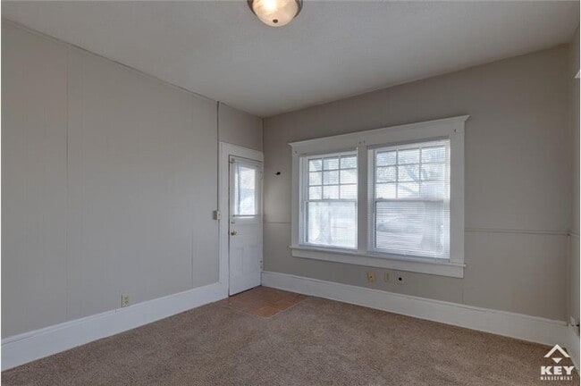 Building Photo - 856 S Millwood Ave