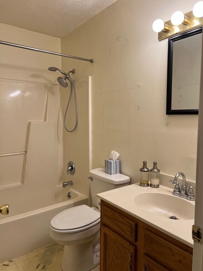 Building Photo - 1 bedroom Apartment in Asheville!