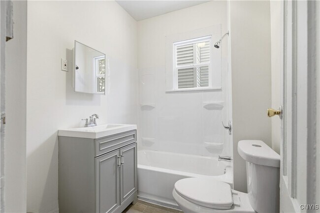 Foto del edificio - 344 Bryant Ave