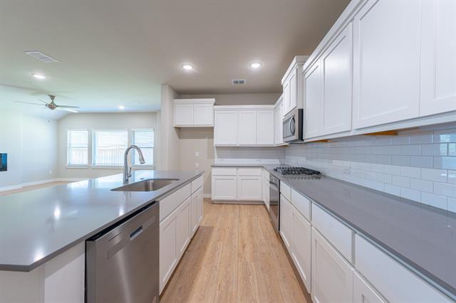 Building Photo - 2000 Cedar Vly Dr