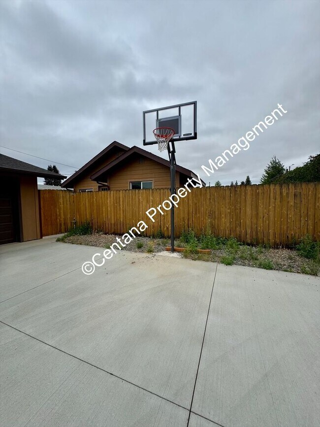 Building Photo - Remodeled 3 Bed 1 Bath on the Flats!
