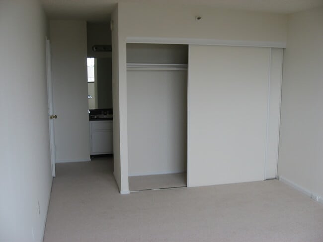 Building Photo - 5911 Edsall Rd., APT #705