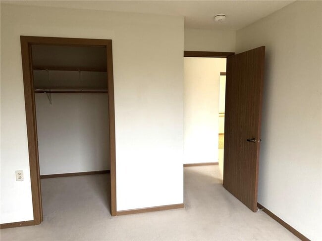 Building Photo - 611 Main St S