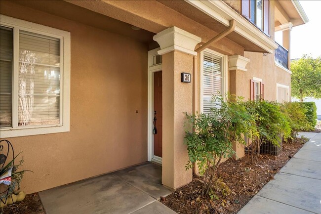 Building Photo - IMMACULATE 2+2 VALENCIA TOWNHOME!