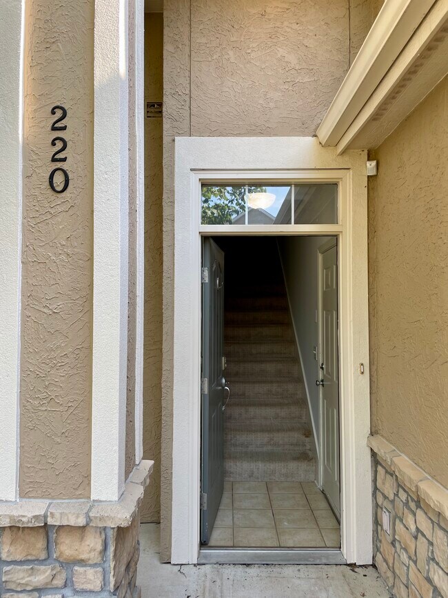 Entrada - 15900 Granada St