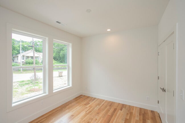 Building Photo - 230 Lanier Dr