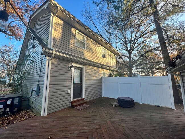 Building Photo - Spacious home with large yard & Detached G...