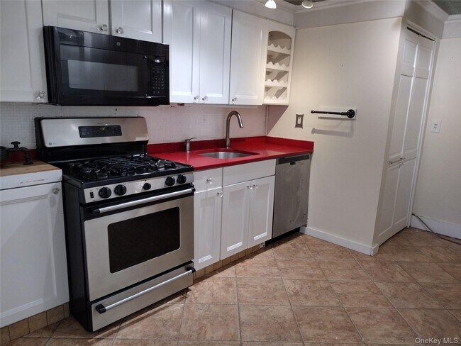 Foto del edificio - 396 Birchwood Rd